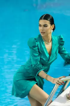 Rochie eleganta din material vaporos accesorizata cu pene imagine