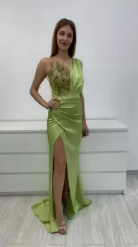 Rochie eleganta din tafta cu slit pe picior si broderie pretioasa la bust imagine