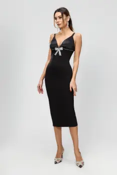 Rochie eleganta neagra mulata pe corp cu decolteu in V si accesoriu pretios imagine