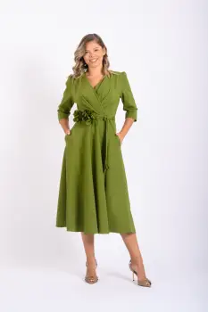 Rochie eleganta verde fistic cu croi in clos si detaliu la talie imagine