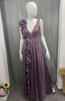 Rochie lunga din voal prevazuta cu volanase in partea din fata si slit pe picior imagine