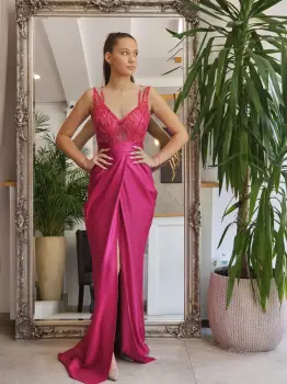 Rochie lunga fucsia conica cu slit pe mijlocul picioarelor si broderie pretioasa cu perle in partea superioara imagine