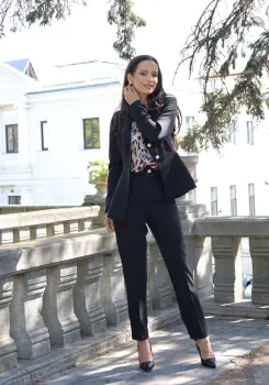 Sacou elegant negru cu croi cambrat si usor in clos spre baza imagine