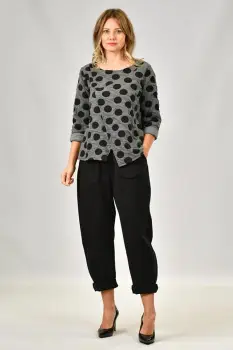 Bluza asimetrica gri cu buline negre, cu aspect usor creponat imagine