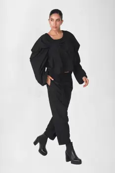 Bluza neagra oversize cu maneci ample si funda intr-o parte imagine