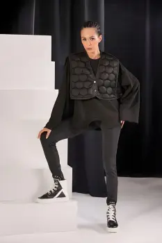 Bluza neagra oversize cu vestuta matlasata scurta imagine