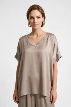 Bluza oversized din matase si vascoza satinata, cu fir auriu la decolteu in V, bej imagine