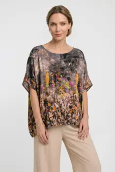 Bluza vaporoasa tip poncho din matase si vascoza, croi oversized cu print abstract pe fond  si maneci largi fluide imagine