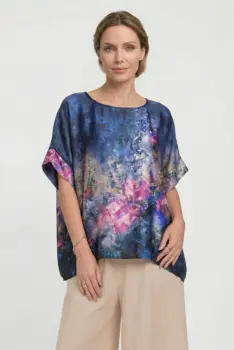 Bluza vaporoasa tip poncho din matase si vascoza, croi oversized cu print floral pe fond albastru si maneci largi fluide imagine
