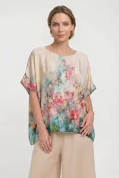 Bluza vaporoasa tip poncho din matase si vascoza, croi oversized cu print floral pe fond ivoire si maneci largi fluide imagine