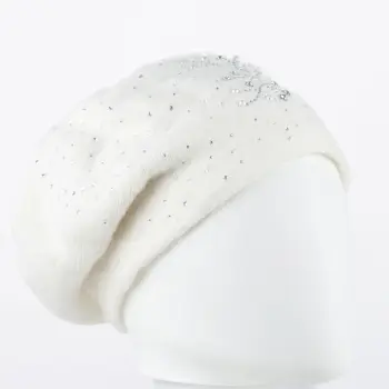 Caciula alba model tricotat cu perle si strasuri fine aplicate, dublata in interior imagine