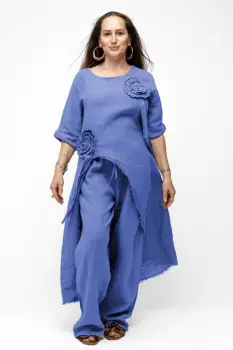 Compleu cu flori aplicate din in, cu bluza tunica mai lunga in spate si pantaloni, albastru lavanda imagine