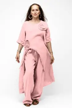 Compleu cu flori aplicate din in, cu bluza tunica mai lunga in spate si pantaloni, roz prafuit imagine