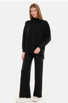 Compleu cu pantaloni si pulover cu gat semiinalt si buzunare, din tricotaj fin, negru imagine