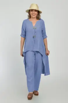 Compleu din in, cu nasturi decorativi, cu pantaloni si bluza tunica mai lunga in spate, albastru lavanda imagine