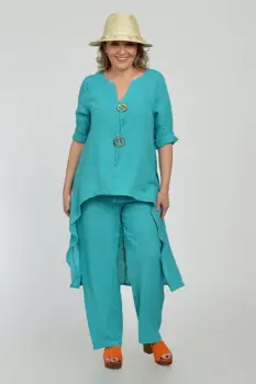 Compleu din in, cu nasturi decorativi, cu pantaloni si bluza tunica mai lunga in spate, turcoaz imagine