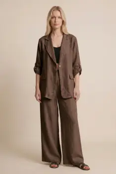 Compleu din in maro, sacou lejer si pantaloni largi, stil minimalist elegant imagine