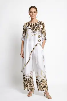 Compleu elegant din vascoza satinata cu imprimeu animal print si pantaloni palazzo alb-bej imagine