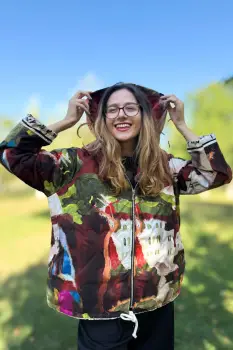 Geaca usoara matlasata, cu gluga si imprimeu  artistic multicolor imagine