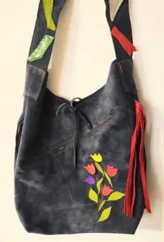 Geanta handmade cu lalele colorate ,din piele naturala bleumarin intoarsa imagine