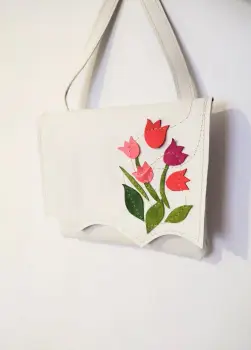 Geanta handmade cu lalele,din piele naturala alb ivoire imagine