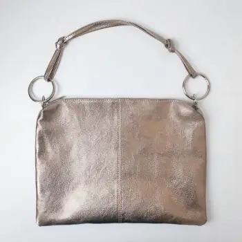 Geanta plic mare cu inele mari aurii si doua barete, din piele naturala auriu inchis imagine