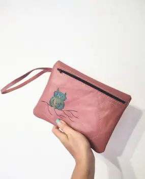 Geanta portfard handmade , din piele naturala roz prafuit , cu bufnita pictata imagine