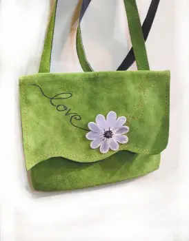 Geanta verde olive din piele naturala intoarsa ,cu  crizantema alba si mesaj imagine
