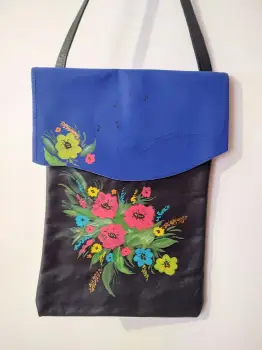 Geanta vesela din piele naturala neagra si albastru electric ,cu motiv floral imagine