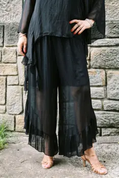 pantaloni dama eleganti din matase si vascoza cu volan la baza si dublura scurta, negri imagine