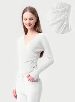 Pulover alb cu striatii, cu bust petrecut in V si nasturei pe-o parte imagine