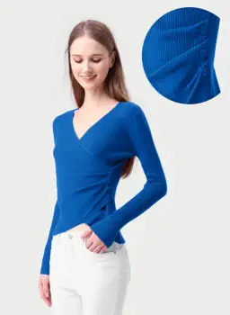 Pulover albastru cu striatii, cu bust petrecut in V si nasturei pe-o parte imagine