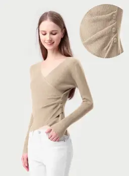 Pulover bej cu striatii, cu bust petrecut in V si nasturei pe-o parte imagine