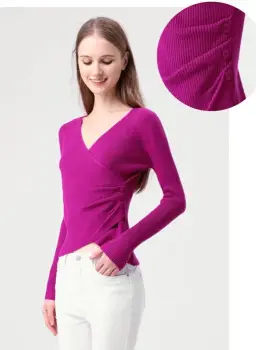 Pulover cu striatii, cu bust petrecut in V si nasturei pe-o parte imagine