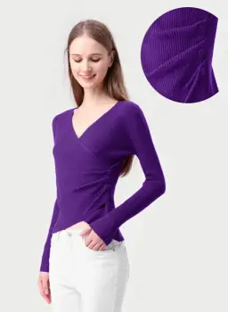 Pulover mov cu striatii, cu bust petrecut in V si nasturei pe-o parte imagine