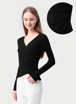 Pulover negru cu striatii, cu bust petrecut in V si nasturei pe-o parte imagine