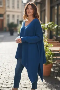 Pulover pufos albaatru electric, oversize cu colt si decolteu in V imagine