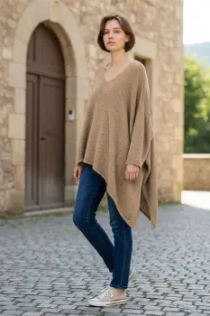 Pulover pufos camel, oversize cu colt si decolteu in V imagine