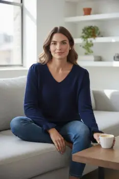 Pulover pufos cu alpaca, volane la maneci si decolteu in V ,   model casual chic, bleumarin imagine