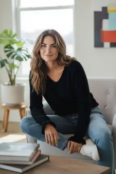 Pulover pufos cu alpaca, volane la maneci si decolteu in V ,   model casual chic, negru imagine