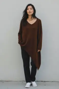 Pulover pufos maro, oversize cu colt si decolteu in V imagine