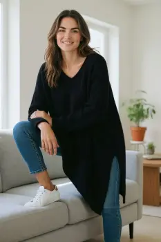 Pulover pufos negru, oversize cu colt si decolteu in V imagine