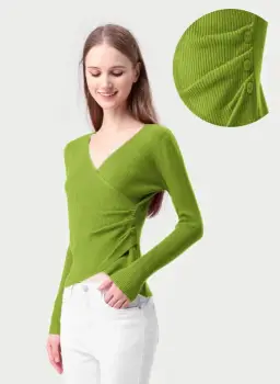 Pulover verde oliv cu striatii, cu bust petrecut in V si nasturei pe-o parte imagine
