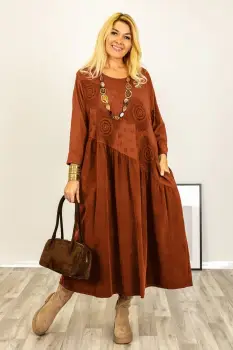 Rochie caramizie cu taietura oblica si broderie, din catifea reiata si jerseu, oversize imagine