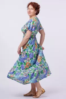 Rochie cu talia evidentiata si bust petrecut si imprimeu cu flori albastre-portocalii imagine