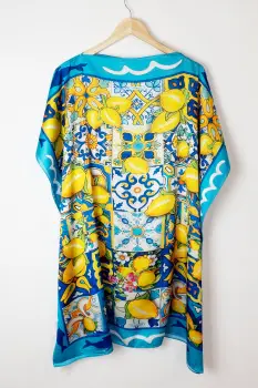 Rochie de plaja tip poncho din matase cu imprimeu mediteranean cu lamai pe alb, galben si albastru imagine
