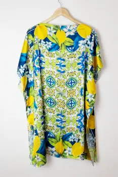 Rochie de plaja tip poncho din matase cu imprimeu mediteranean cu lamai pe alb, verde si albastru imagine