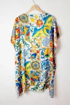 Rochie de plaja tip poncho din matase cu imprimeu model marocan cu lamai in culori vibrante imagine