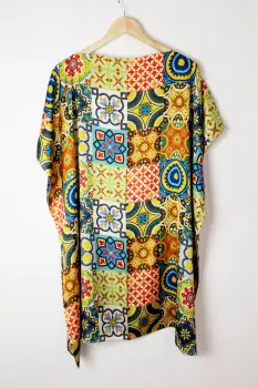 Rochie de plaja tip poncho din matase cu imprimeu model marocan in culori vibrante imagine