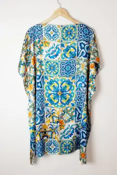 Rochie de plaja tip poncho din matase cu imprimeu model marocan in culori vibrante predominant albastru imagine